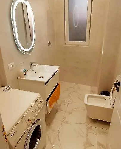 Old Train * 地拉那